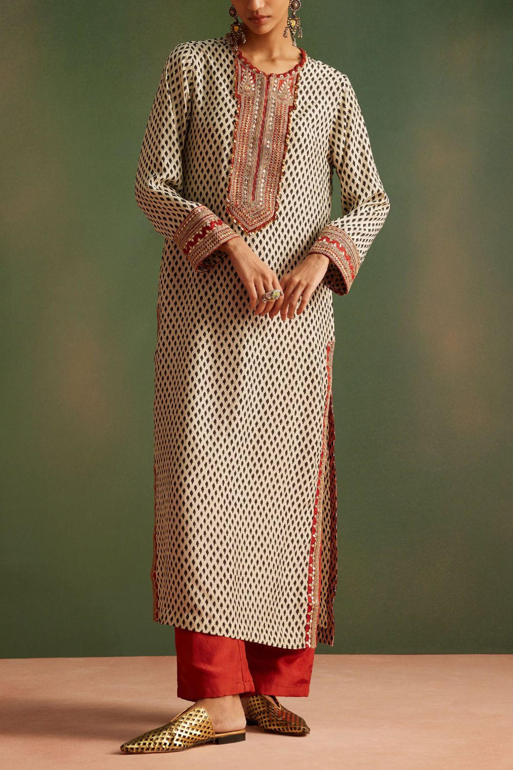 Buy Black and white handblock printed kurta set by Avacara at Aashni and Co