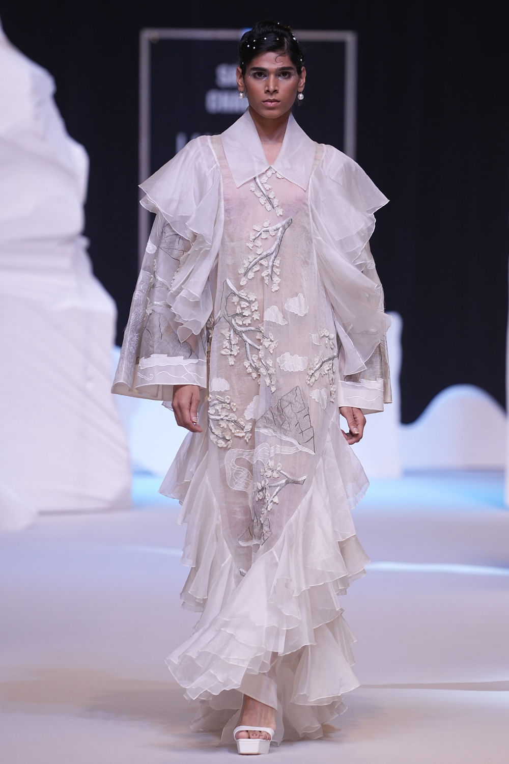 Frilled dress with embroidery shop
