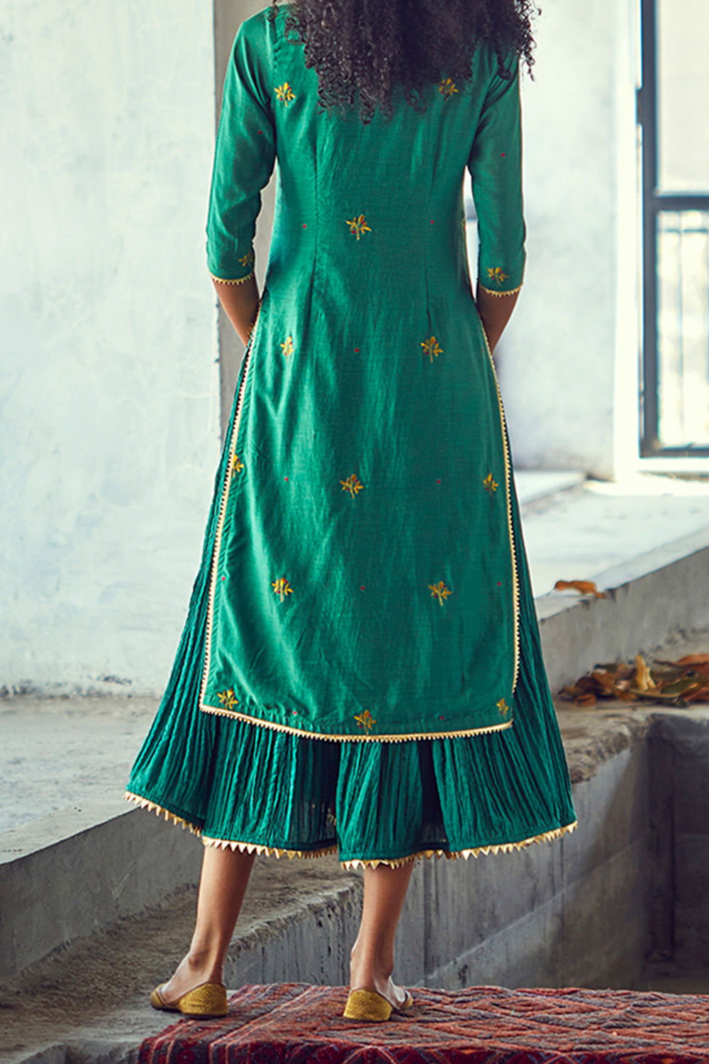 Buy Green cotton silk crinkle kurta set by Khara Kapas at Aashni and Co