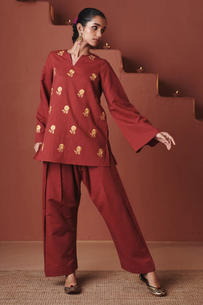 Saphed Red floral embroidered farshi kurta set SAPJAN26D236411