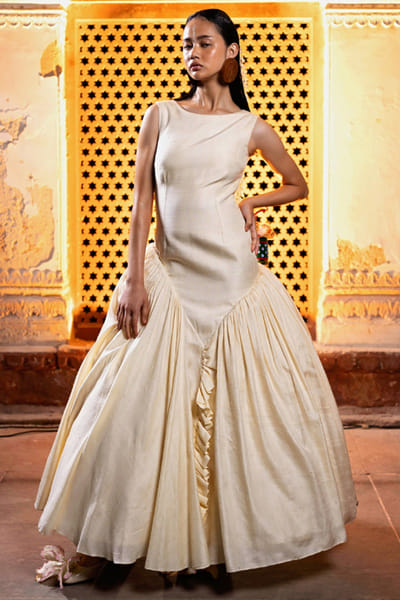 11 Tareng Ivory gathered handwoven silk gown 11TAJUL26D148693