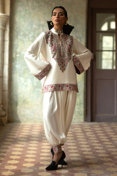 Zainab Chottani Ivory floral-paisley embroidered tunic set ZAINJUN26D147459