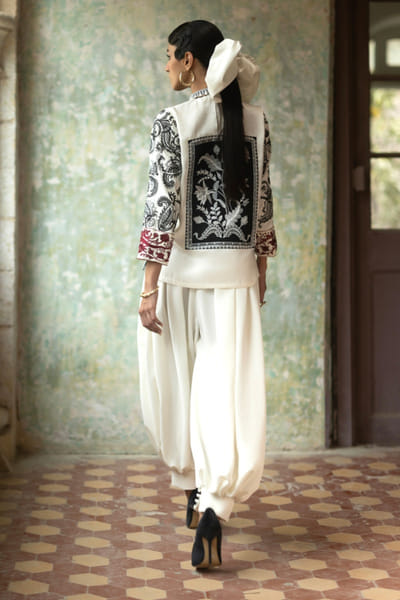 Zainab Chottani Ivory paisley-floral embroidered top set ZAINJUN26D147456