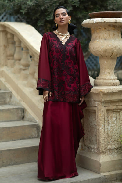 Zainab Chottani Red floral-paisley embroidered tunic-skirt set ZAINJUN26D147464
