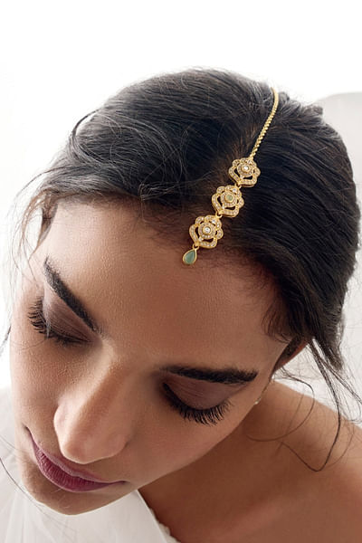 Gold kundan stone embellished maangtikka