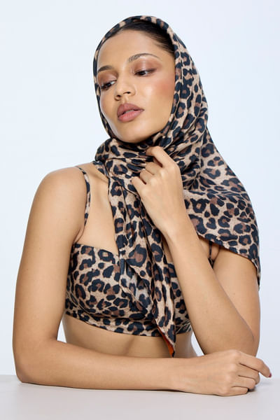 Black and gold leopard-printed scarf