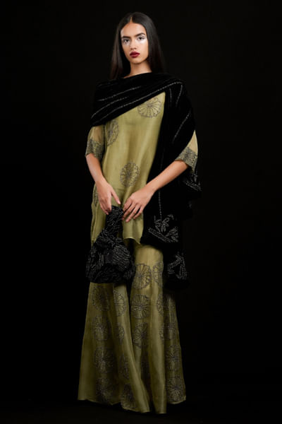 Black bead embellished dupatta