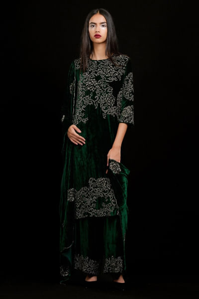 Emerald abstract bead embellished velvet kurta