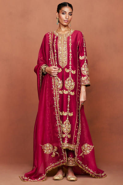 Sue Mue Deep red zari embroidered kurta set SUEDEC25D134031