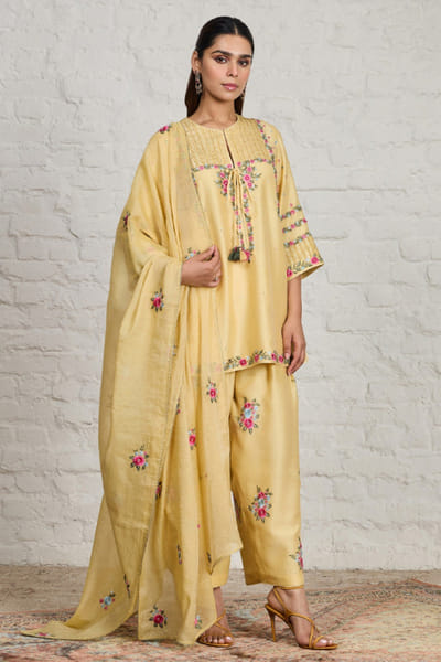 Sue Mue Butter yellow floral embroidered kurta set SUEMJUN26D148055