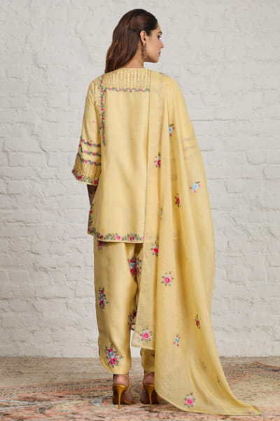 Sue Mue Butter yellow floral embroidered kurta set SUEMJUN26D148055