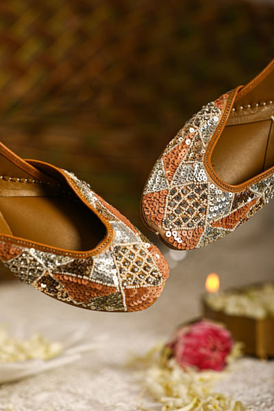 Multicolour pearl and sequin juttis