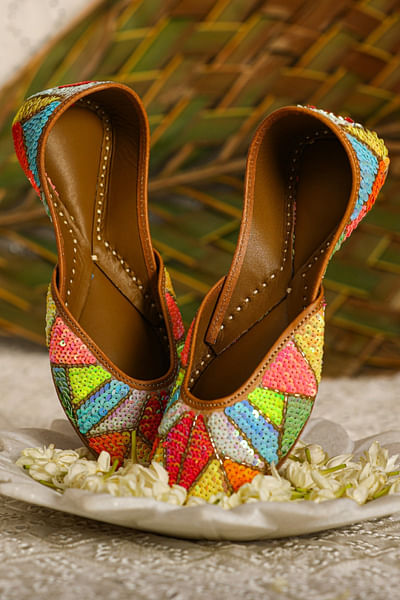 Multicolour sequinned juttis