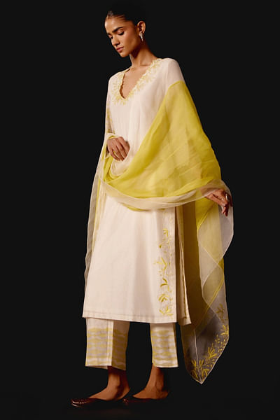 Ivory resham embroidered kurta set