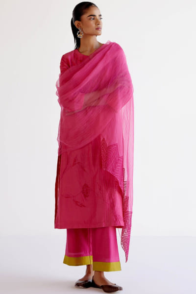 Devnaagri Fuchsia pink resham embroidered kurta set DEVAPR25D123417