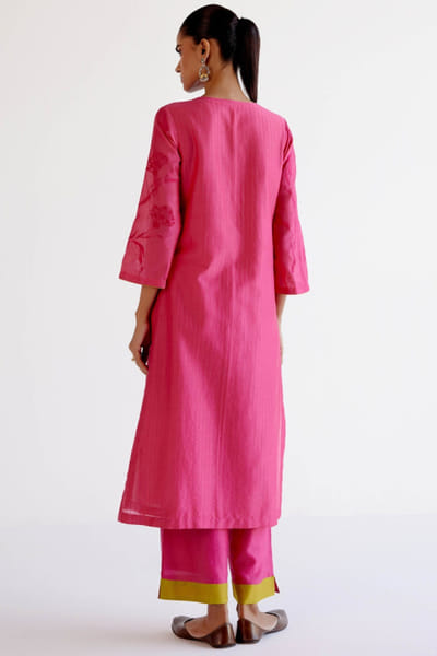 Devnaagri Fuchsia pink resham embroidered kurta set DEVAPR25D123417