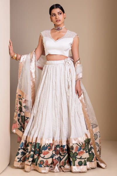 AAMRA BY LAVANYA Ivory embroidered kalamkari crush lehenga set AAMRJUN26D147262