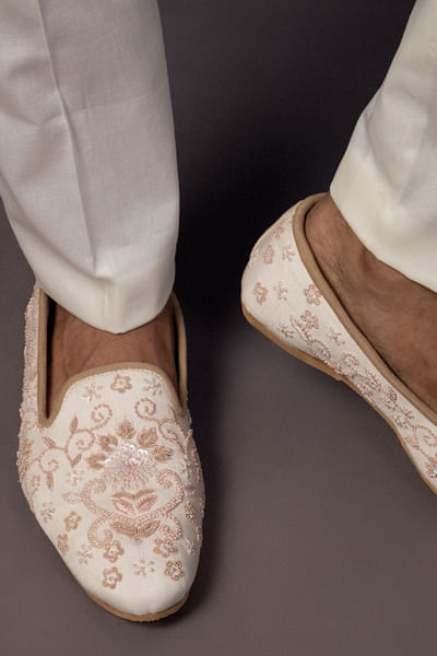 Pastel pink dabka embroidered juttis