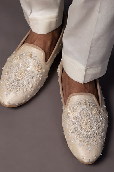 Light yellow tan embroidered juttis