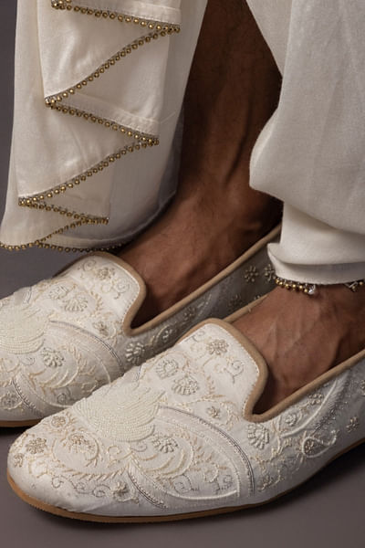 Ivory thread embroidered juttis
