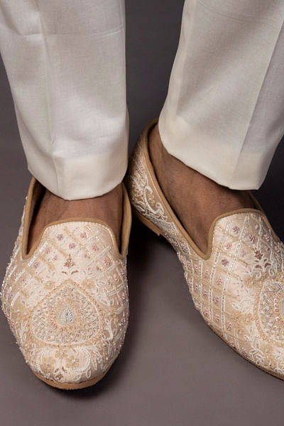 Peach thread embroidered juttis