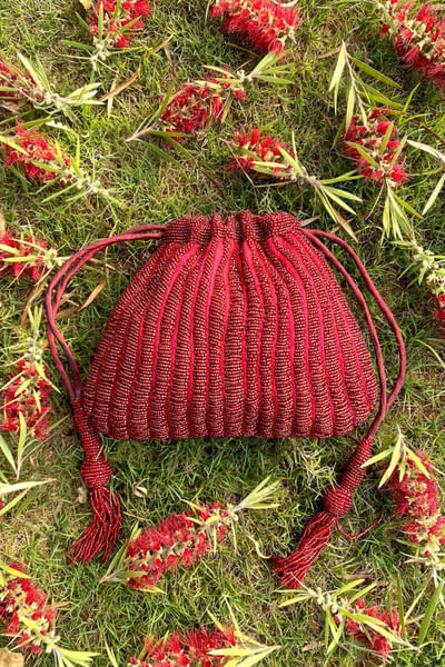Red embroidered striped pouchette