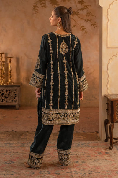 Angad Singh Green embroidered velvet kurta set ANGAJUL26D148930