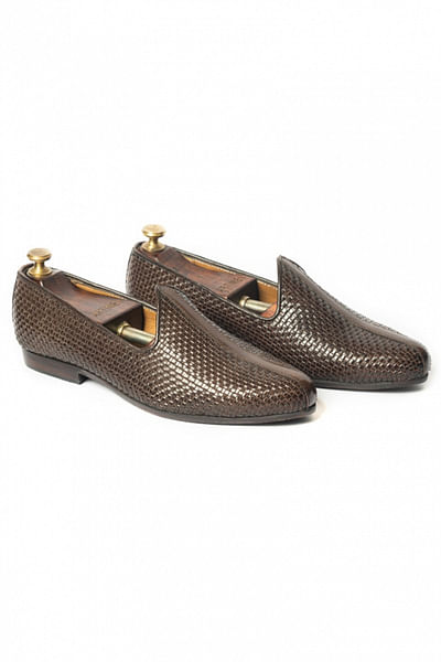 Brown woven leather juttis