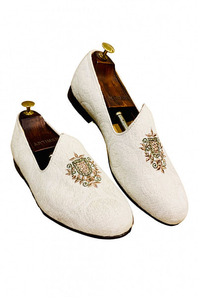 White embroidered mojris
