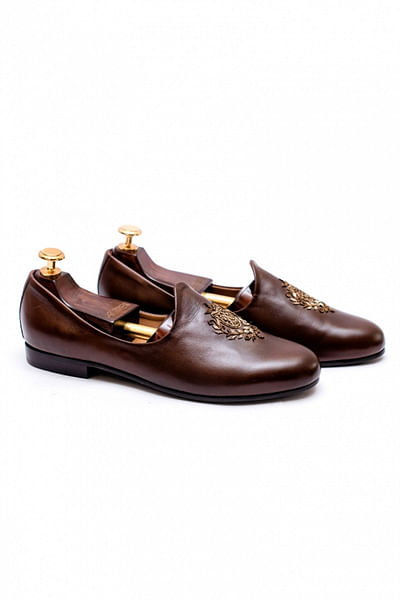 Brown embroidered juttis