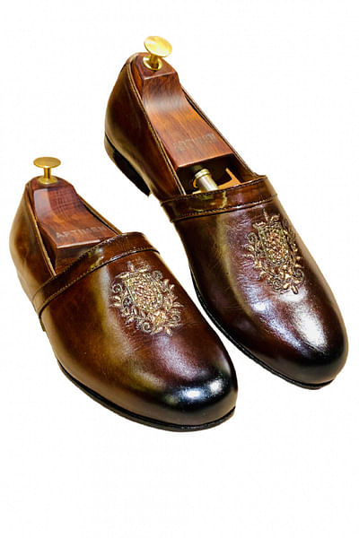 Dark tan embroidered mespad shoes