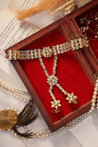 White pearl and stone jadtar hath phool