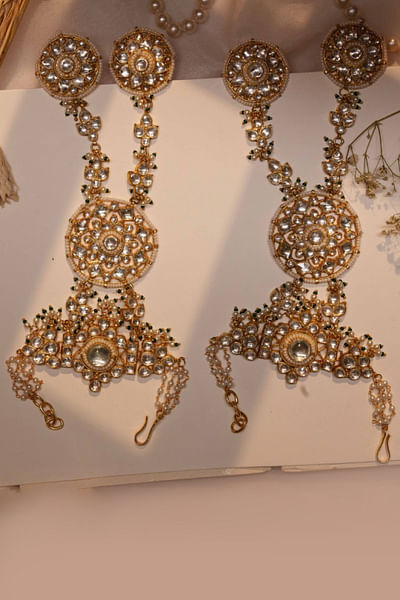 White stone and pearl embellished hath phool
