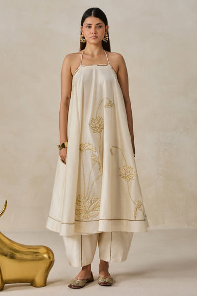 Nitika Gujral Ivory floral applique gathered kurta set NITIJUN26D146423