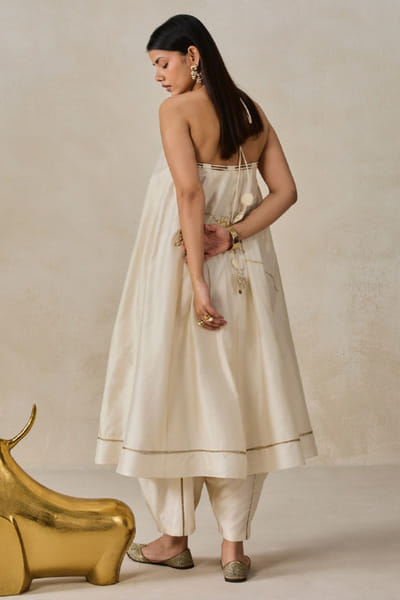Nitika Gujral Ivory floral applique gathered kurta set NITIJUN26D146423