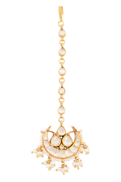 <p>Gold plated maang tikka</p>