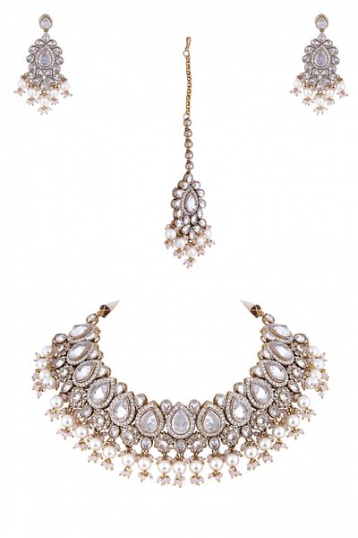 Traditional choker set