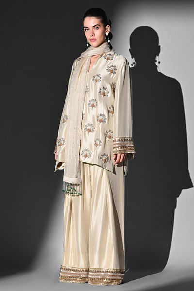 Off-white thread embroidered kurta set