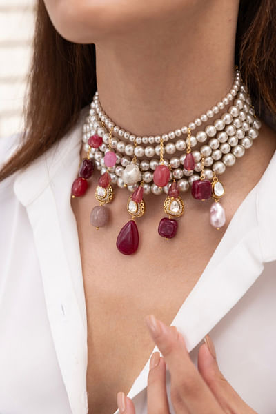 Multicolour layered choker