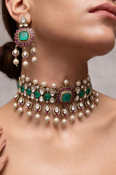 Green stone embellished choker set