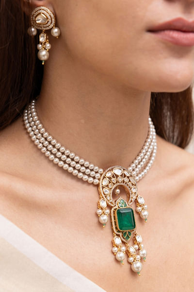 Green stone and pearl embellished necklace set
