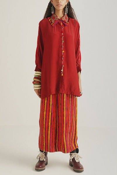 Red trapeze shirt and trousers