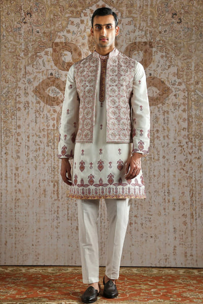 Ivory embroidered kurta bundi set