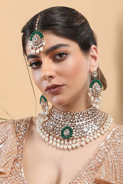 Green stone embellished necklace set
