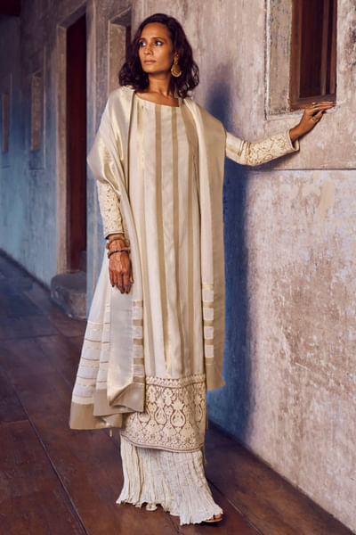 Ivory zari and thread embroidered kurta set