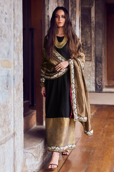 Black zari and thread embroidered kurta set