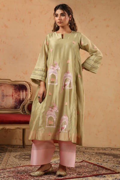Anshu Wadhwa Earthy green embroidery chanderi kurta set ANSJAN26D137318