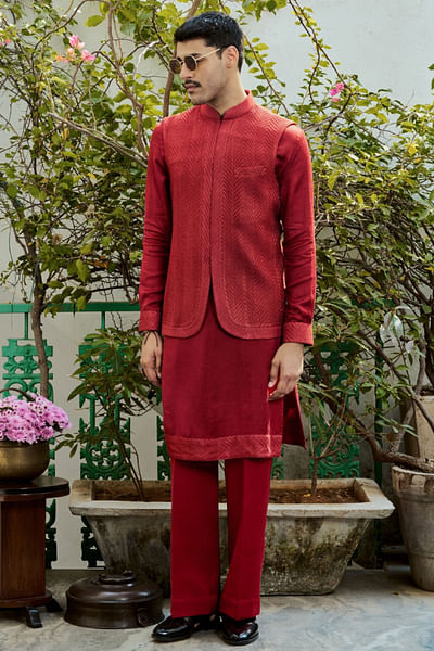 Red chevron embroidered pintuck bandi