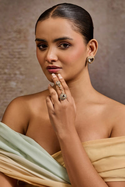 Gold emerald stone studded chain ring