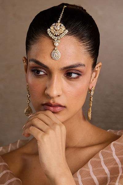 Gold floral pearl maang tikka
